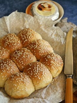 Air Fryer Dinner Rolls PS in background TENINA