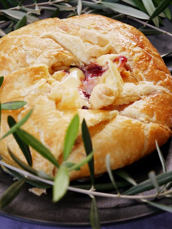 Baked Brie with Cranberry Sauce en Croute P Fotor