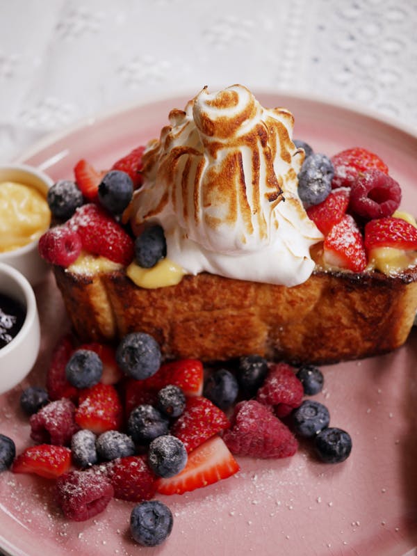 Brioche French Toast with Meringue and Berries P TENINA