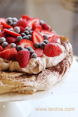 Chocolate-Dusted-Pavlova-with-Chocolate-Cream