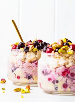 Overnight Oats with Berries and Pistachios