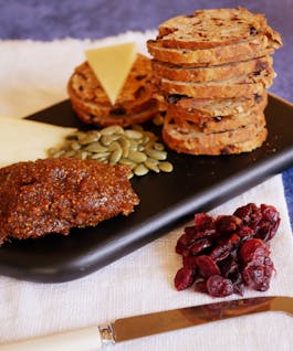 Pedro Ximenez and Seeded Fruit Crackers P Fotor