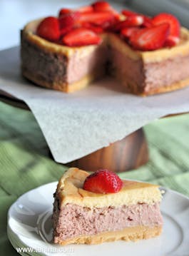 Strawberries-and-Cream-Cheescake