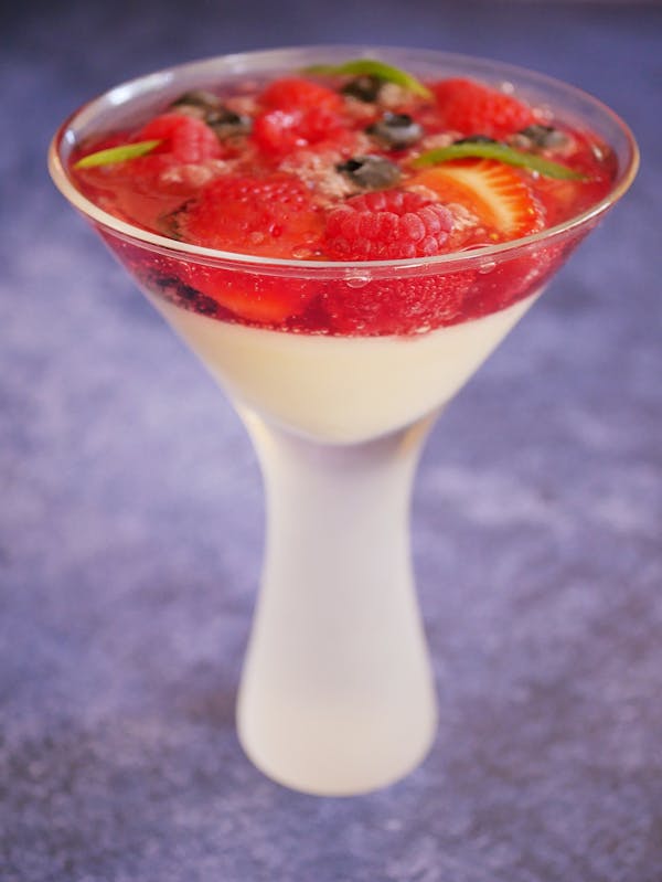 Vanilla Pannacotta with Bubbles and Berries P Thermomix